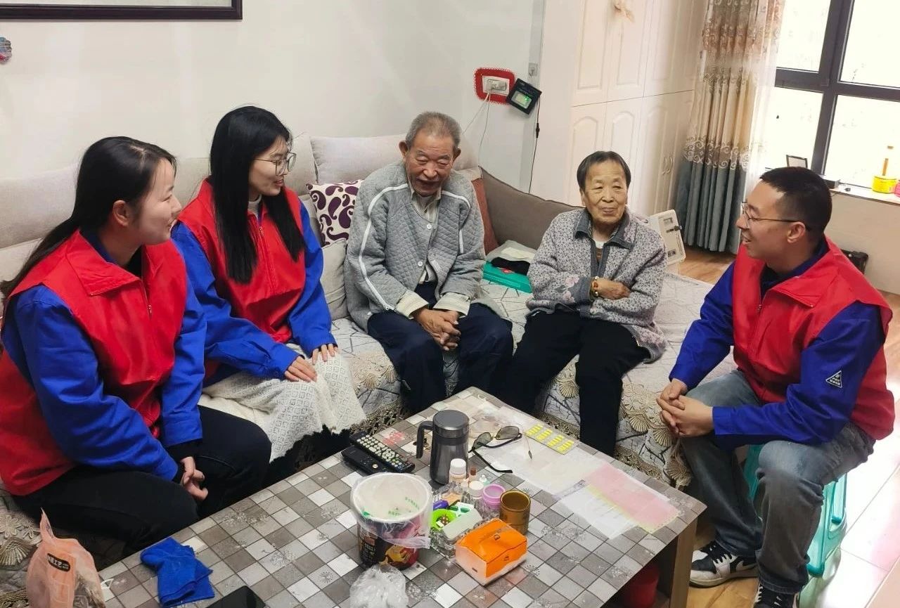 新大孚公司团委开展“爱心敲门”关爱老人活动